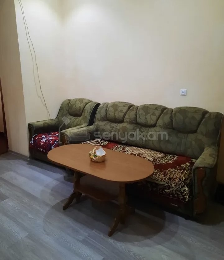 1 Սենյականոց Բնակարան Քարե Շենքում, 40քմ, 3/5 հարկ, Նորմալ Վիճակում, Կահավորված