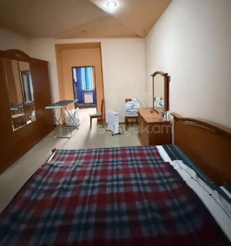 1 Սենյականոց Բնակարան Քարե Շենքում, 40քմ, 3/5 հարկ, Նորմալ Վիճակում, Կահավորված