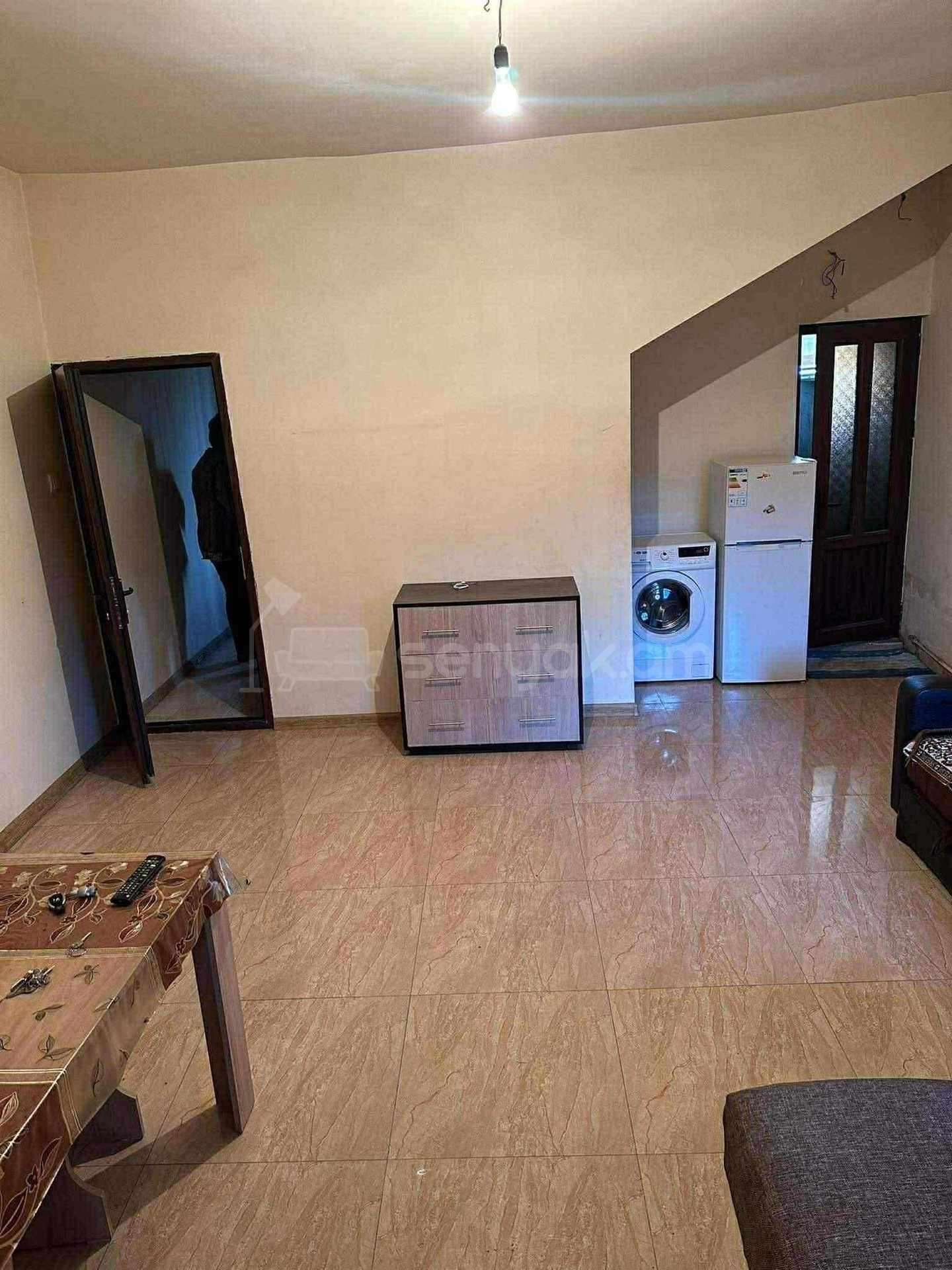 1 Սենյականոց Բնակարան Քարե Շենքում, 40քմ, 1/1 հարկ, Նորմալ Վիճակում, Կահավորված