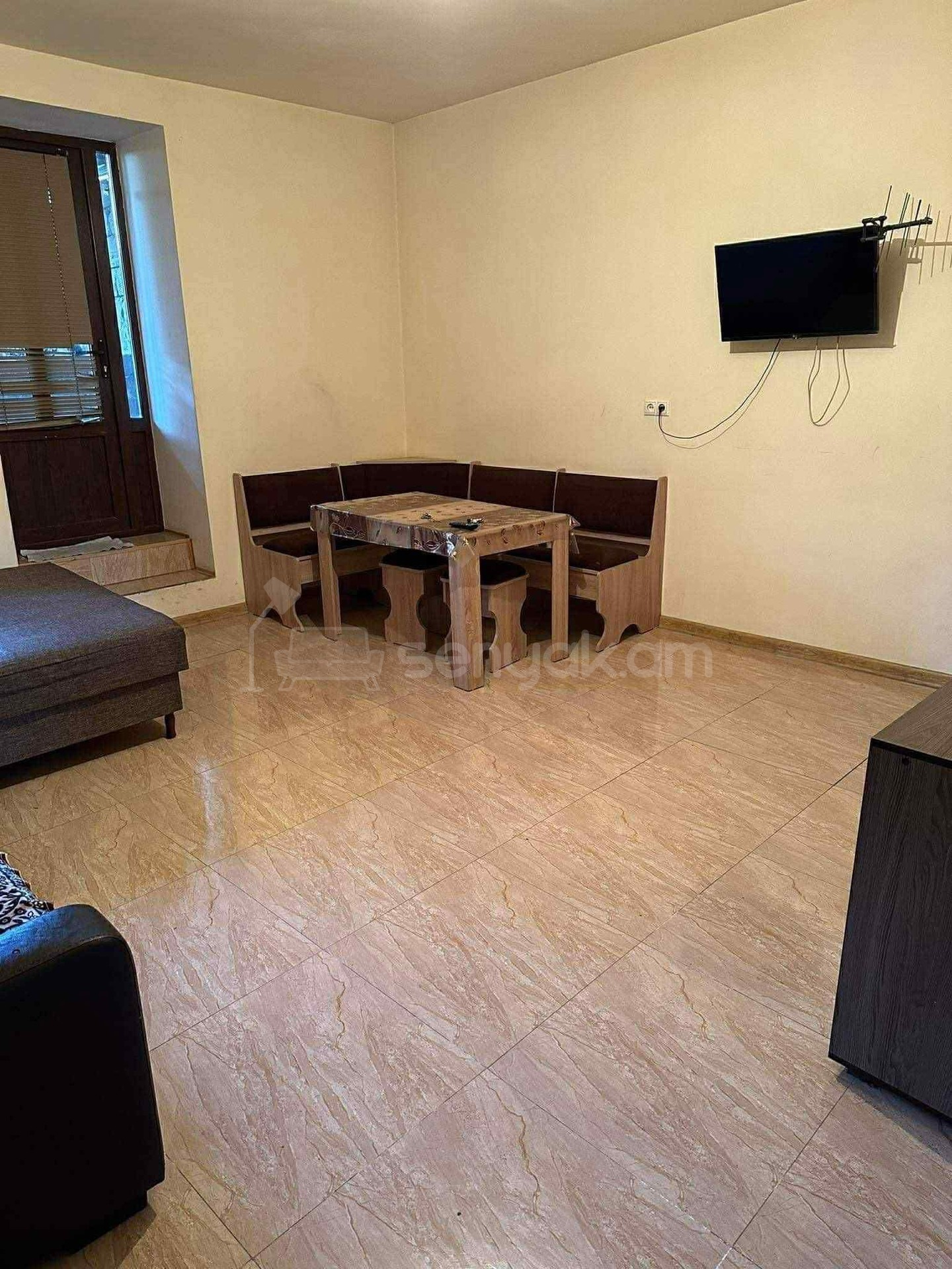 1 Սենյականոց Բնակարան Քարե Շենքում, 40քմ, 1/1 հարկ, Նորմալ Վիճակում, Կահավորված