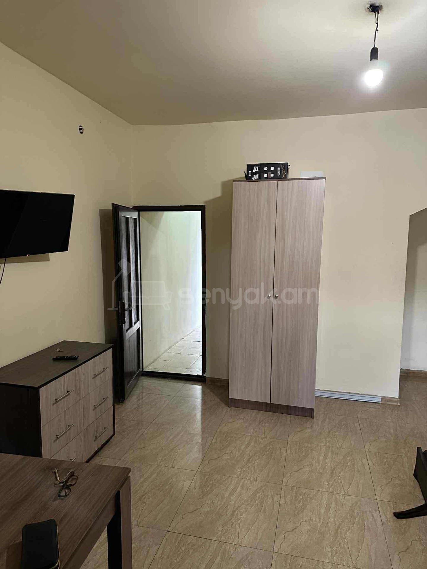 1 Սենյականոց Բնակարան Քարե Շենքում, 40քմ, 1/1 հարկ, Նորմալ Վիճակում, Կահավորված