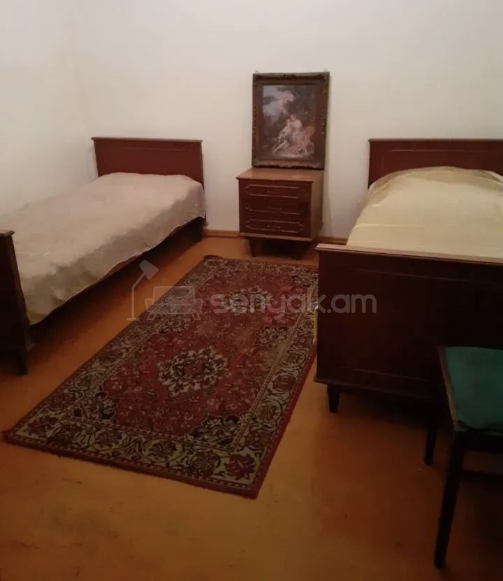 2 Սենյականոց Բնակարան Քարե Շենքում, 45քմ, 1/1 հարկ, Նորմալ Վիճակում, Կահավորված