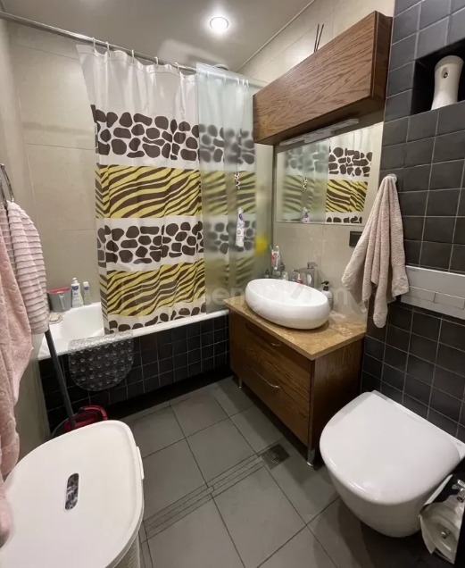 2 Սենյականոց Բնակարան Քարե Շենքում, 55քմ, 5/5 հարկ, Կապիտալ Վերանորոգված