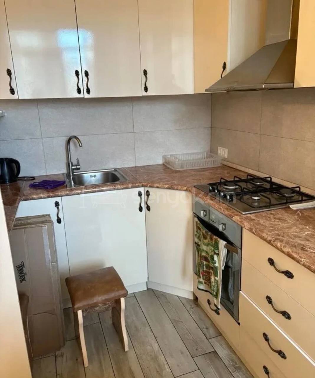 2 Սենյականոց Բնակարան Քարե Շենքում, 43քմ, 5/5 հարկ, Կապիտալ Վերանորոգված, Կահավորված