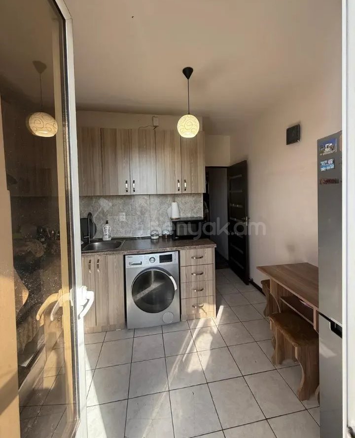 3 Սենյականոց Բնակարան Քարե Շենքում, 80քմ, 5/5 հարկ, Կապիտալ Վերանորոգված