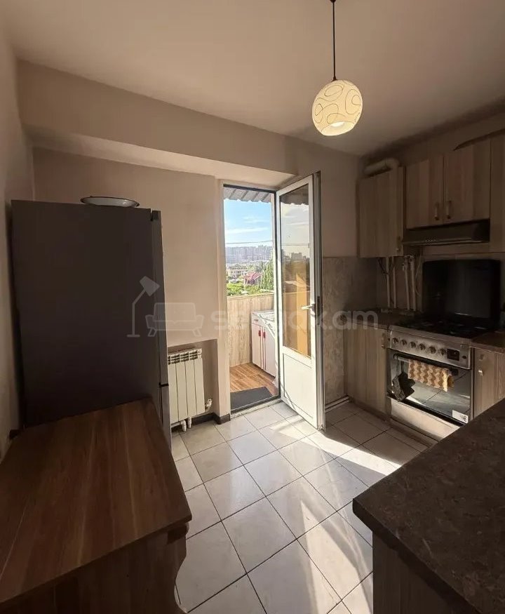 3 Սենյականոց Բնակարան Քարե Շենքում, 80քմ, 5/5 հարկ, Կապիտալ Վերանորոգված