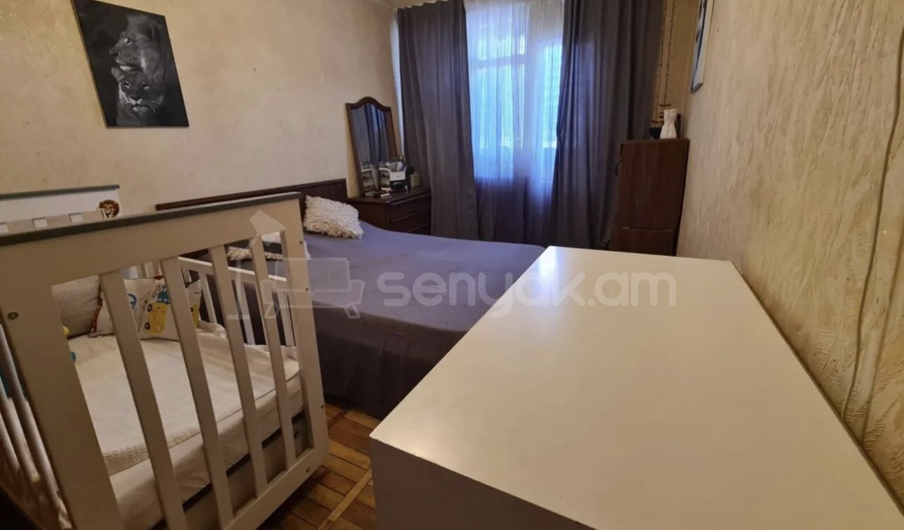 4 Սենյականոց Բնակարան Քարե Շենքում, 99քմ, 2/5 հարկ, Նորմալ Վիճակում, Մասամբ Կահավորված