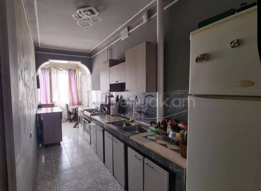 4 Սենյականոց Բնակարան Քարե Շենքում, 99քմ, 2/5 հարկ, Նորմալ Վիճակում, Մասամբ Կահավորված