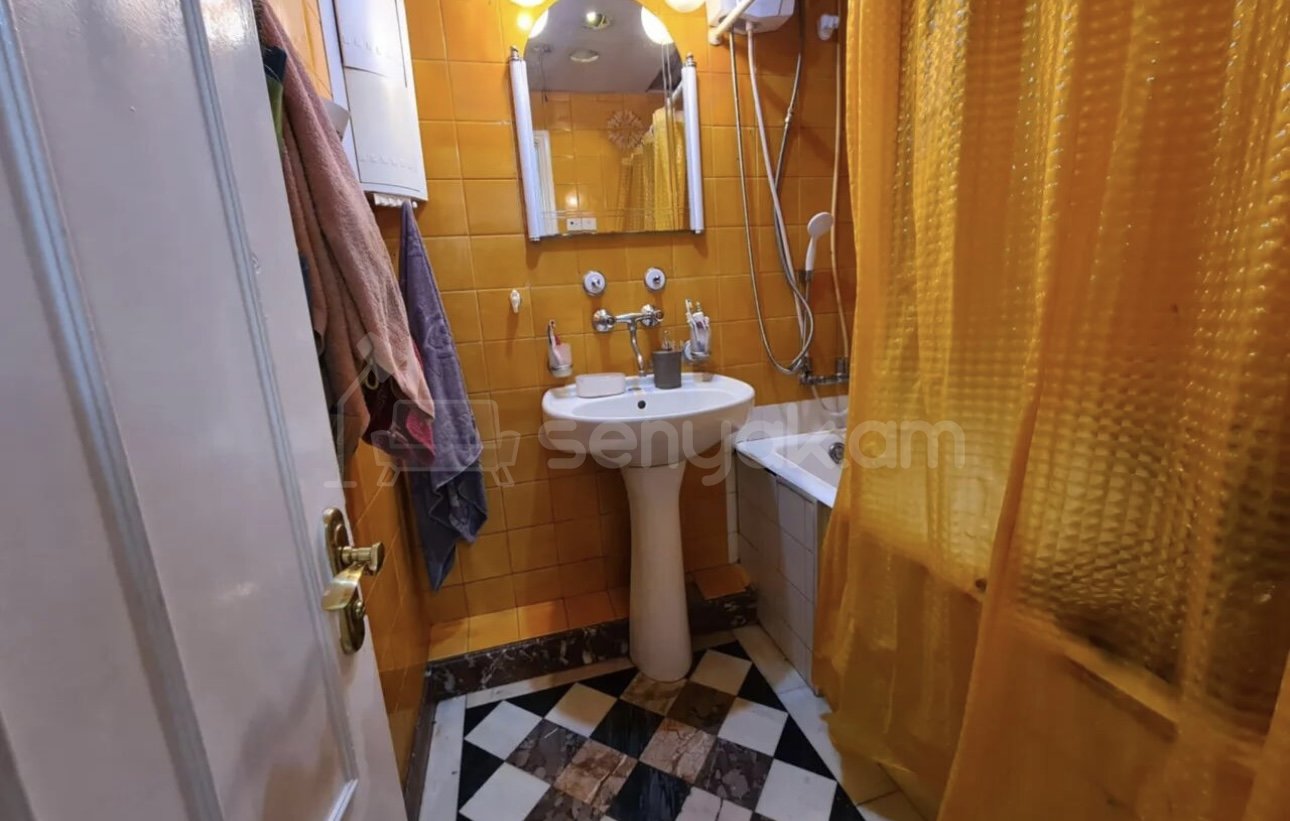 4 Սենյականոց Բնակարան Քարե Շենքում, 99քմ, 2/5 հարկ, Նորմալ Վիճակում, Մասամբ Կահավորված