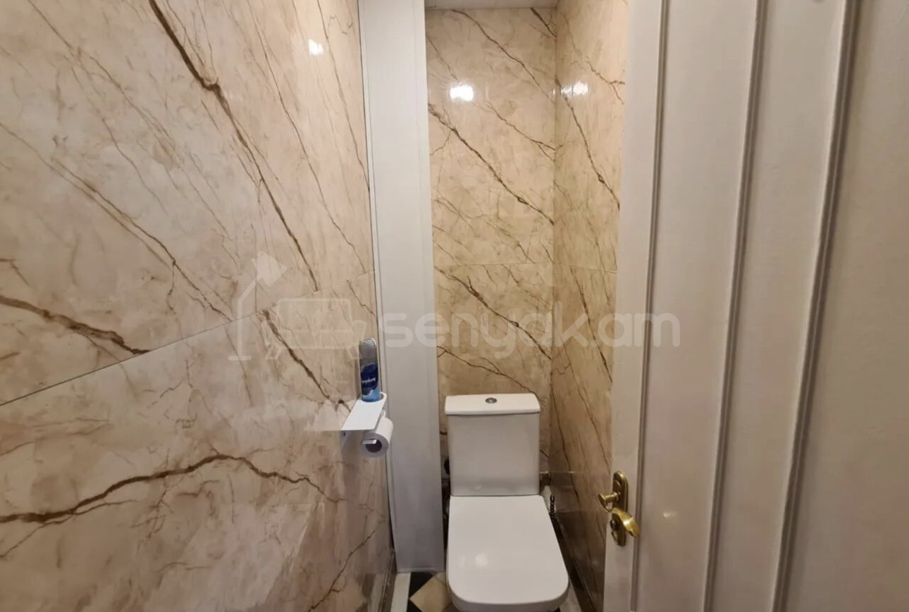 4 Սենյականոց Բնակարան Քարե Շենքում, 99քմ, 2/5 հարկ, Նորմալ Վիճակում, Մասամբ Կահավորված