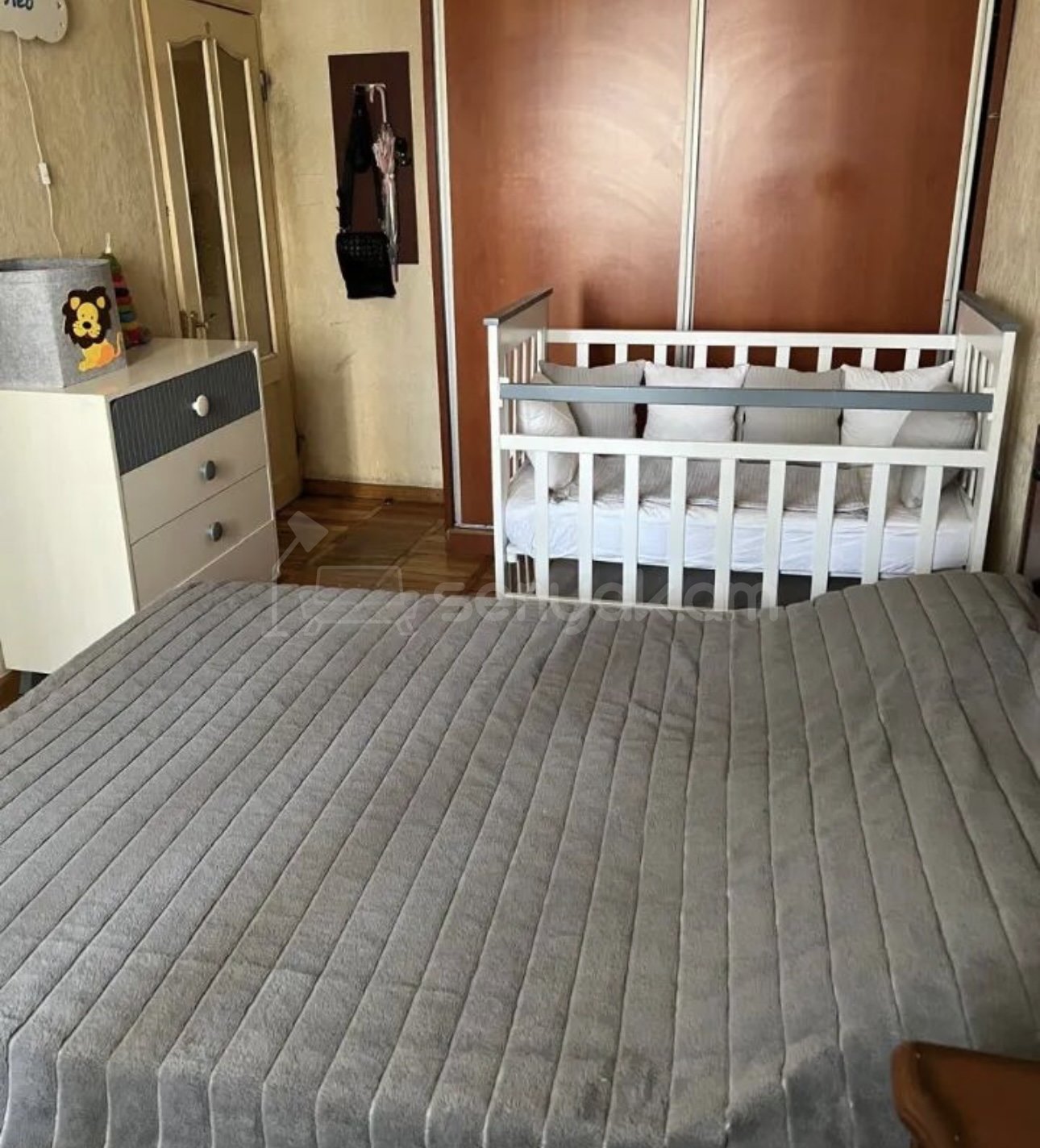 4 Սենյականոց Բնակարան Քարե Շենքում, 99քմ, 2/5 հարկ, Նորմալ Վիճակում, Մասամբ Կահավորված