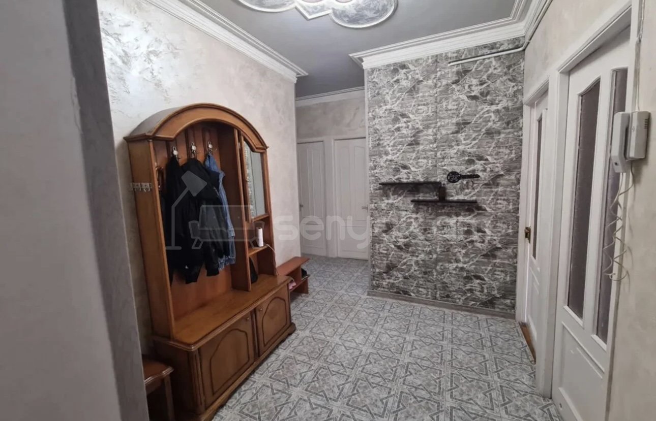 4 Սենյականոց Բնակարան Քարե Շենքում, 99քմ, 2/5 հարկ, Նորմալ Վիճակում, Մասամբ Կահավորված