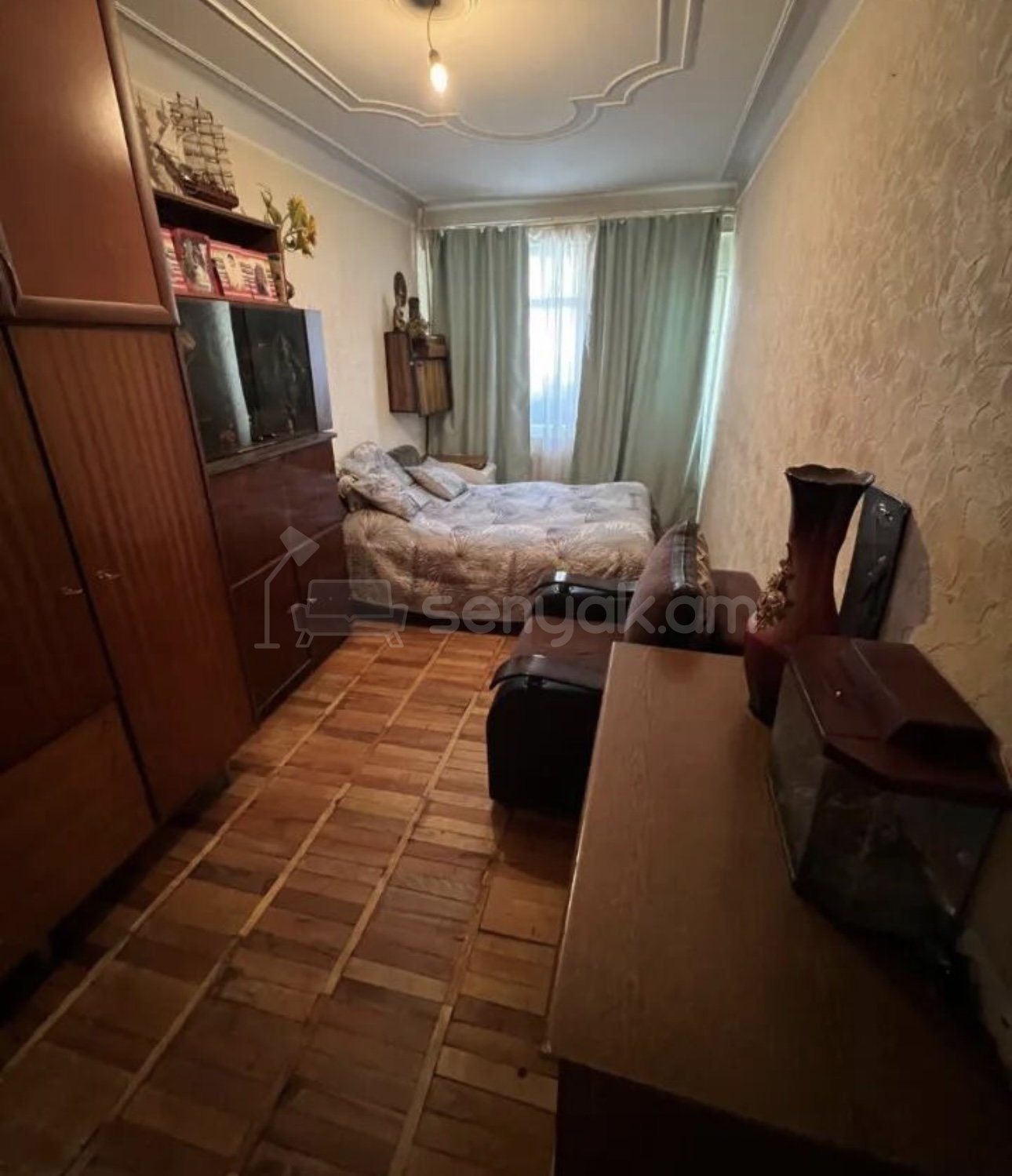 4 Սենյականոց Բնակարան Քարե Շենքում, 99քմ, 2/5 հարկ, Նորմալ Վիճակում, Մասամբ Կահավորված