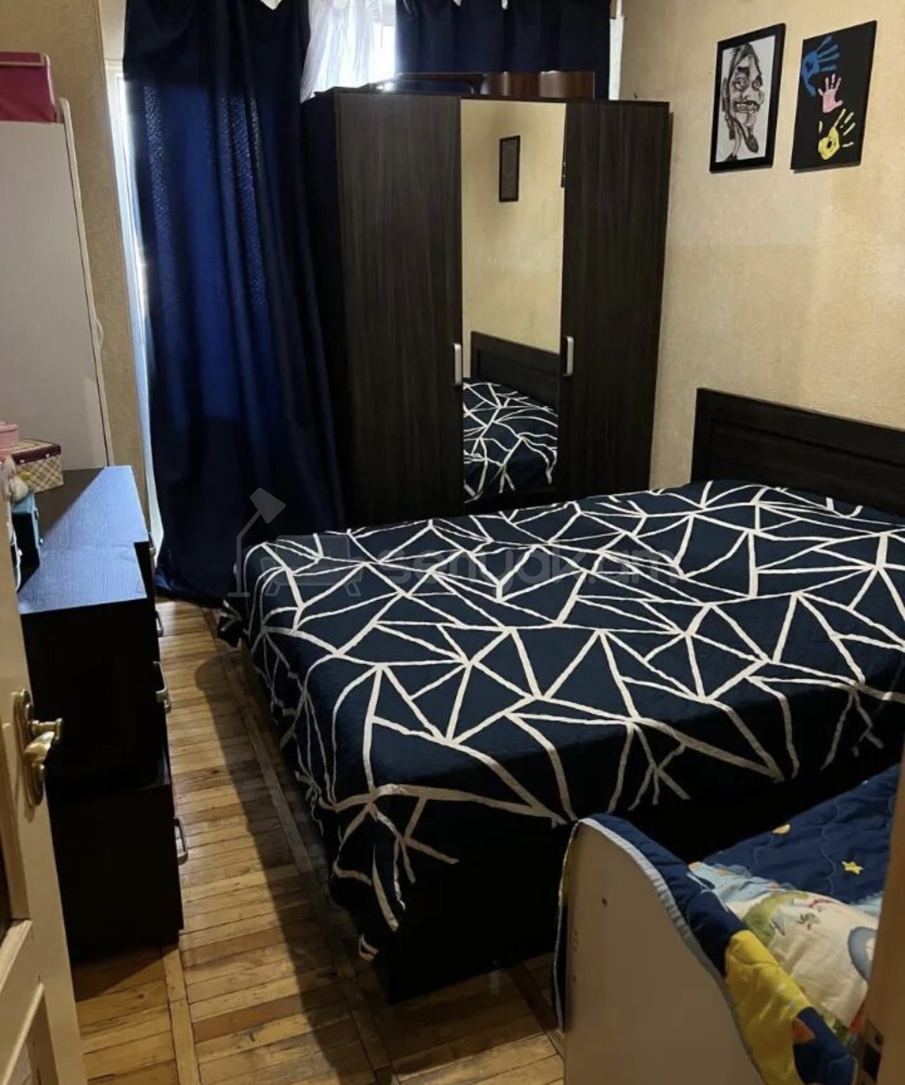 4 Սենյականոց Բնակարան Քարե Շենքում, 99քմ, 2/5 հարկ, Նորմալ Վիճակում, Մասամբ Կահավորված