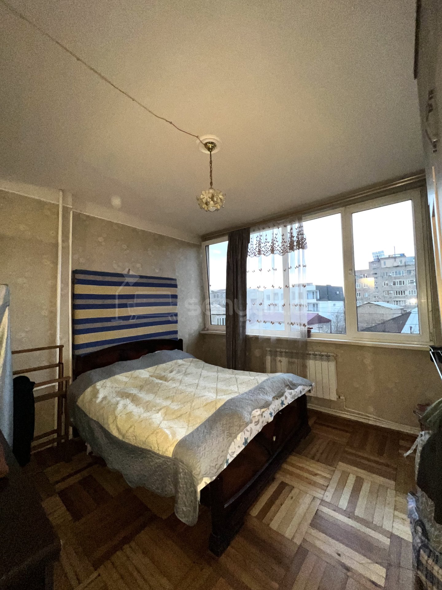 3 Սենյականոց Բնակարան Քարե Շենքում, 80քմ, 2/7 հարկ, Կապիտալ Վերանորոգված, Մասամբ Կահավորված