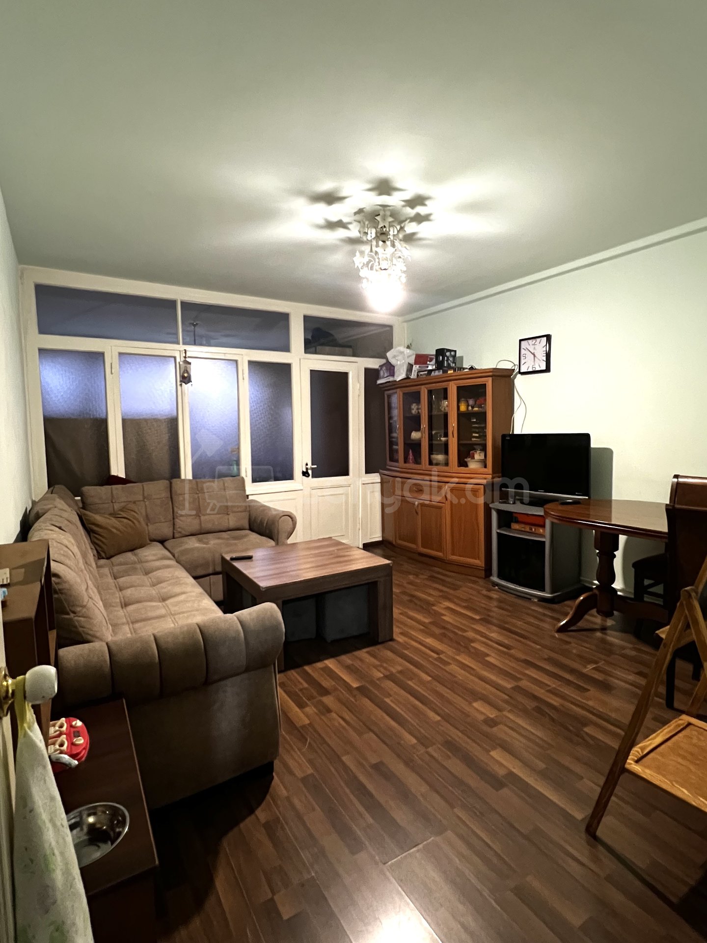 3 Սենյականոց Բնակարան Քարե Շենքում, 80քմ, 2/7 հարկ, Կապիտալ Վերանորոգված, Մասամբ Կահավորված