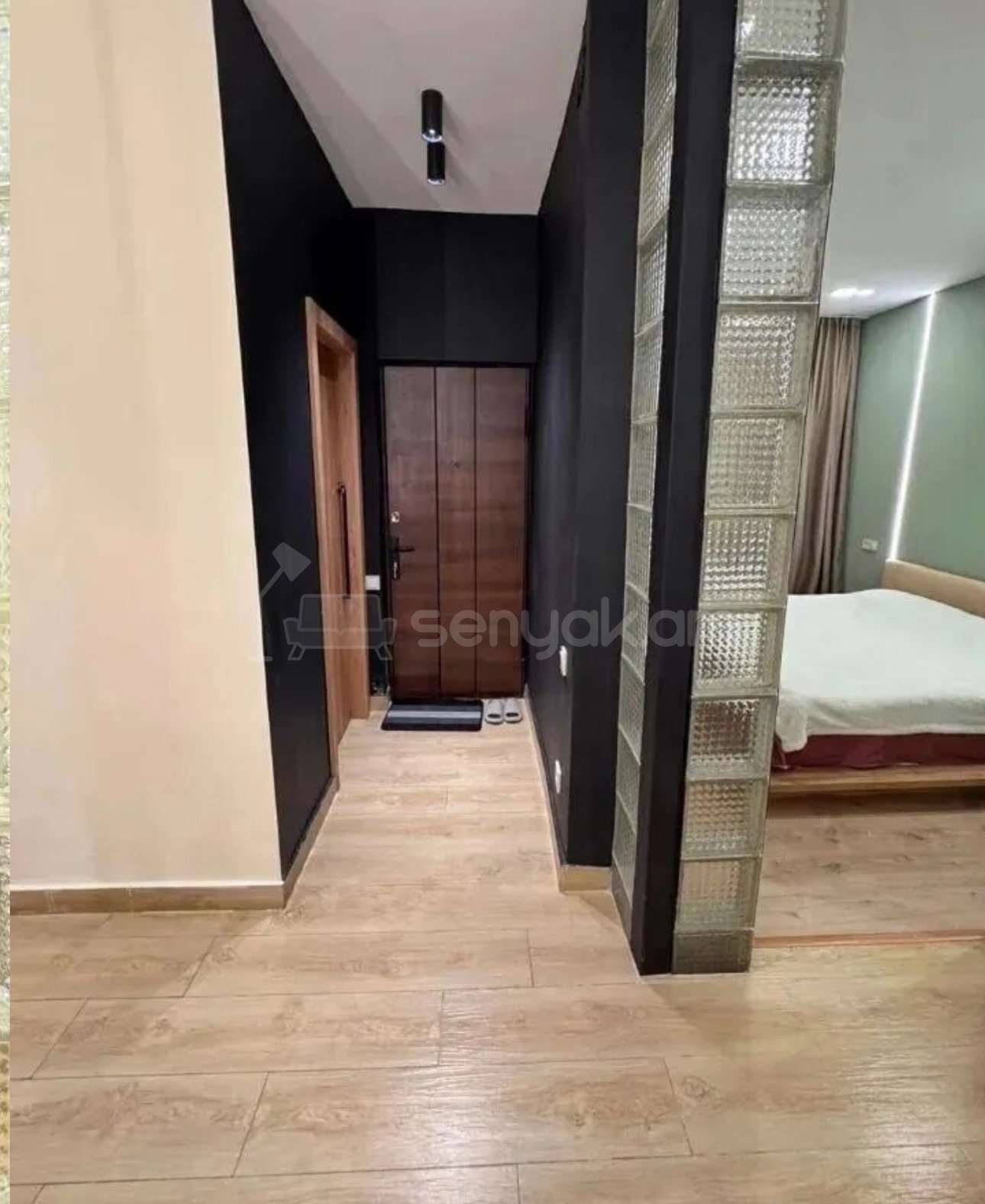 2 Սենյականոց Բնակարան Քարե Շենքում, 42քմ, 1/3 հարկ, Դիզայներական Վերանորոգված