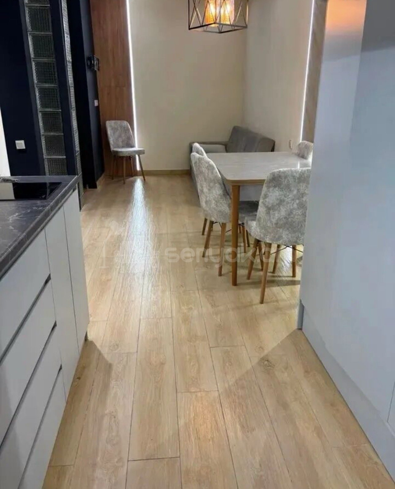 2 Սենյականոց Բնակարան Քարե Շենքում, 42քմ, 1/3 հարկ, Դիզայներական Վերանորոգված