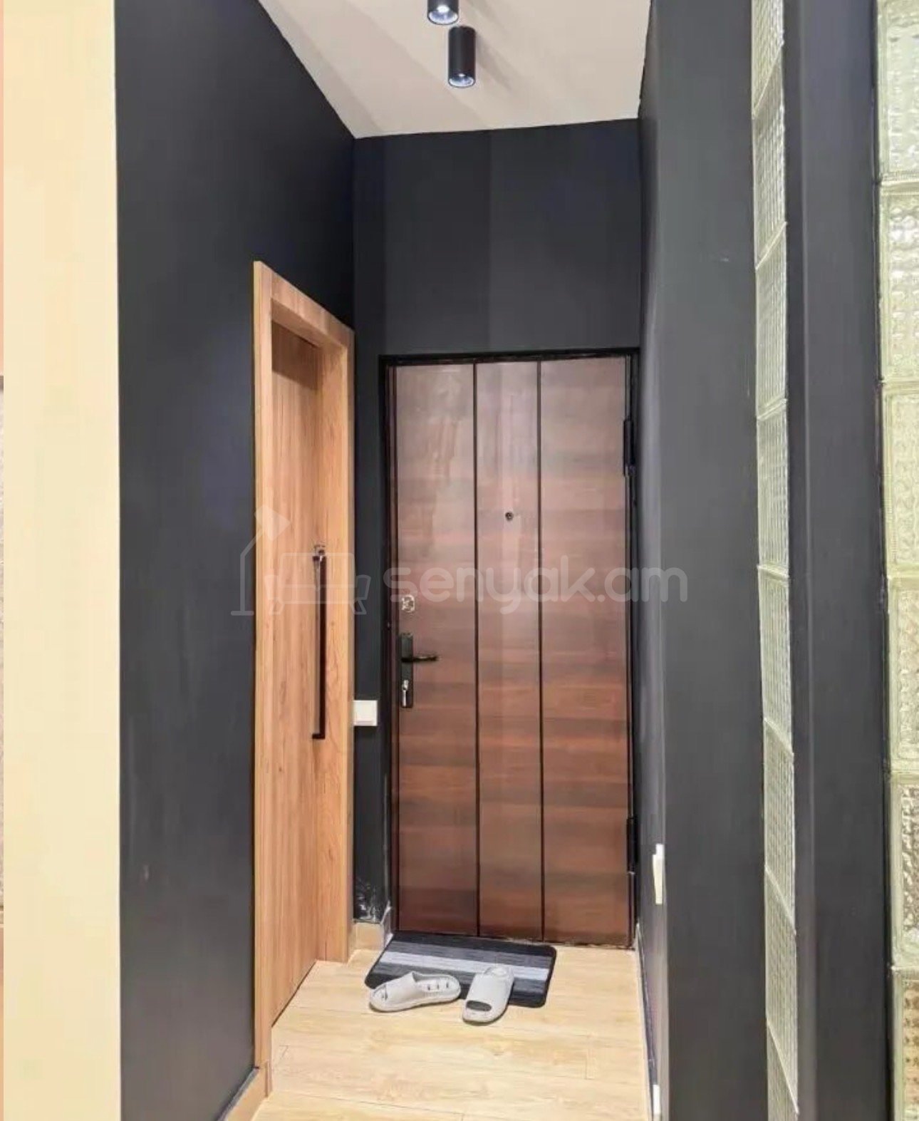 2 Սենյականոց Բնակարան Քարե Շենքում, 42քմ, 1/3 հարկ, Դիզայներական Վերանորոգված