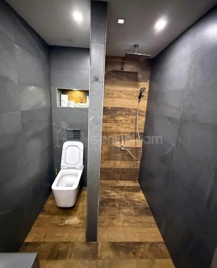 3 Սենյականոց Բնակարան Քարե Շենքում, 83քմ, 5/5 հարկ, Դիզայներական Վերանորոգված