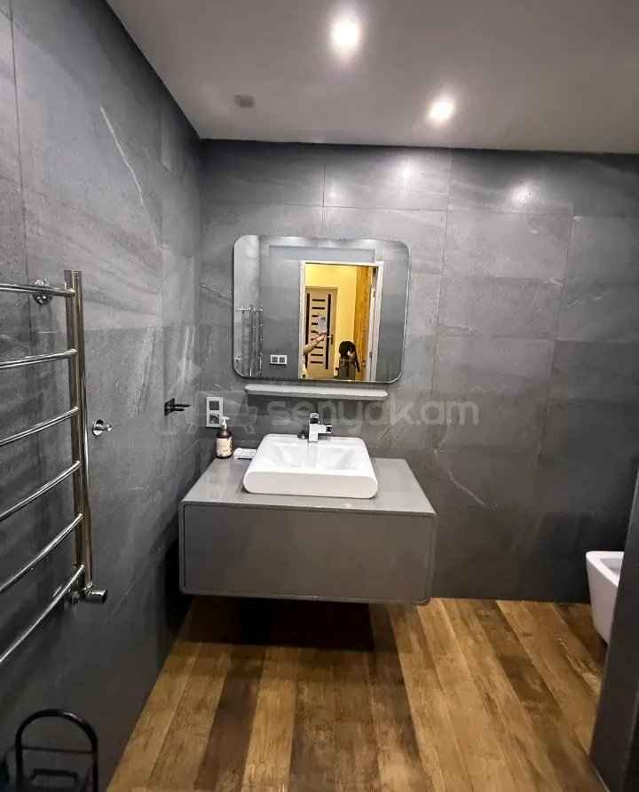 3 Սենյականոց Բնակարան Քարե Շենքում, 83քմ, 5/5 հարկ, Դիզայներական Վերանորոգված