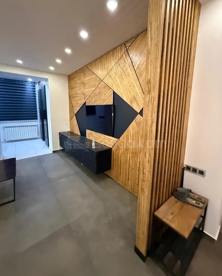 3 Սենյականոց Բնակարան Քարե Շենքում, 83քմ, 5/5 հարկ, Դիզայներական Վերանորոգված