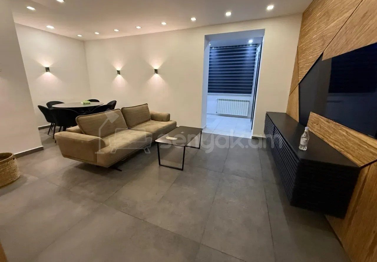 3 Սենյականոց Բնակարան Քարե Շենքում, 83քմ, 5/5 հարկ, Դիզայներական Վերանորոգված