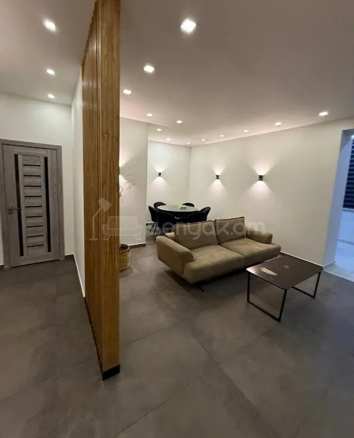 3 Սենյականոց Բնակարան Քարե Շենքում, 83քմ, 5/5 հարկ, Դիզայներական Վերանորոգված