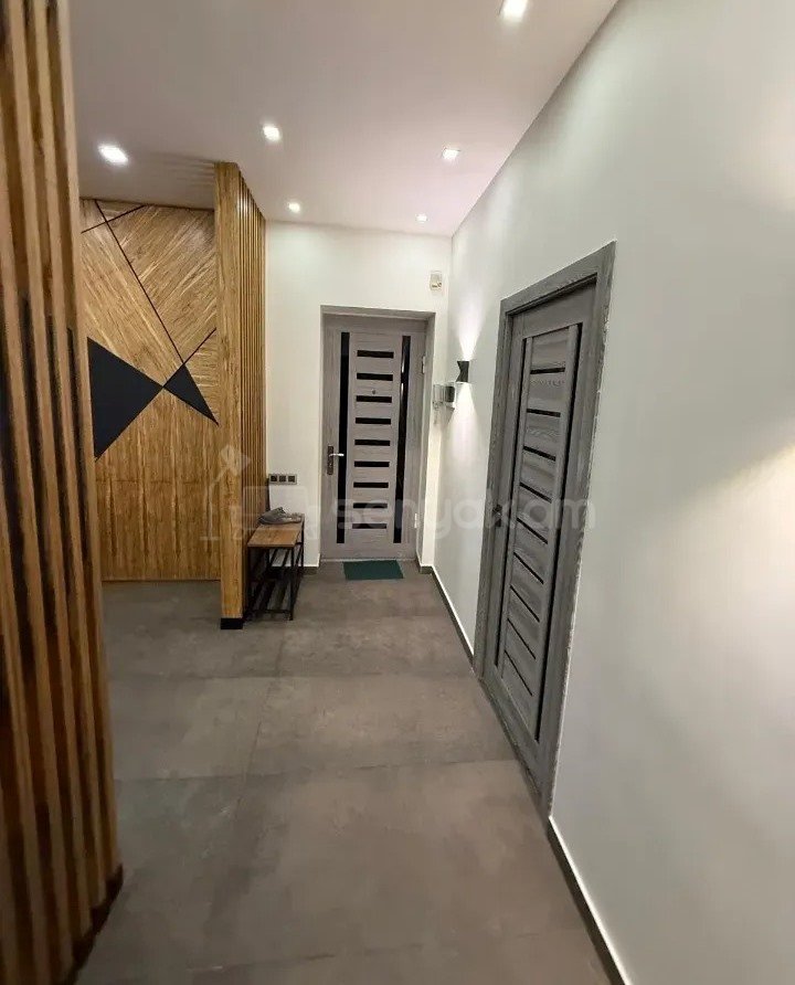 3 Սենյականոց Բնակարան Քարե Շենքում, 83քմ, 5/5 հարկ, Դիզայներական Վերանորոգված