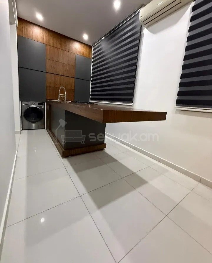 3 Սենյականոց Բնակարան Քարե Շենքում, 83քմ, 5/5 հարկ, Կապիտալ Վերանորոգված