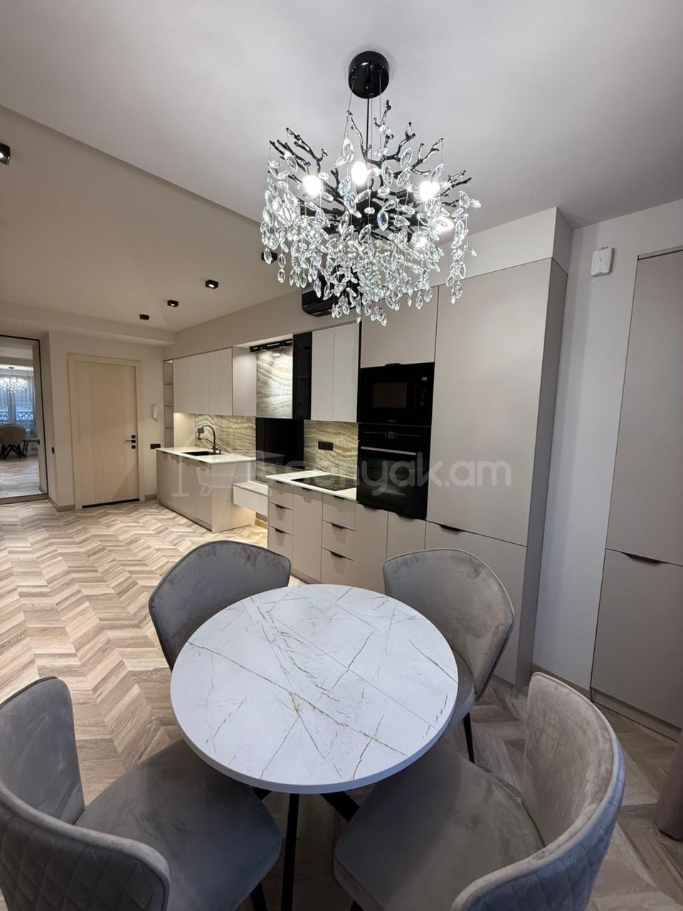 3 Սենյականոց Բնակարան Քարե Շենքում, 47քմ, 3/8 հարկ, Դիզայներական Վերանորոգված