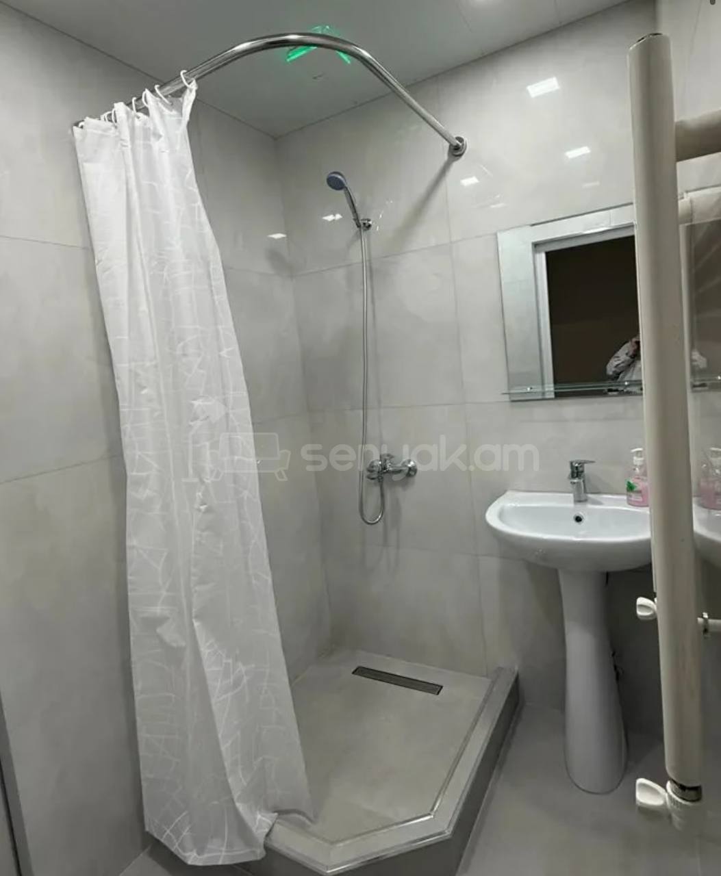 3 Սենյականոց Բնակարան Քարե Շենքում, 72քմ, 3/5 հարկ, Կոսմետիկ Վերանորոգված, Կահավորված