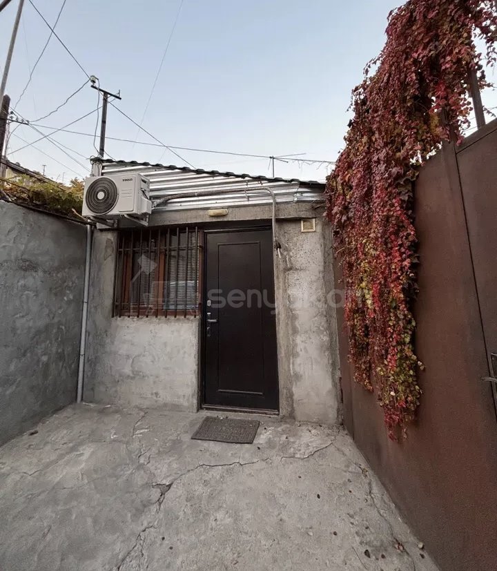 2 Սենյականոց Բնակարան Քարե Շենքում, 50քմ, 1/1 հարկ, Նորմալ Վիճակում, Կահավորված