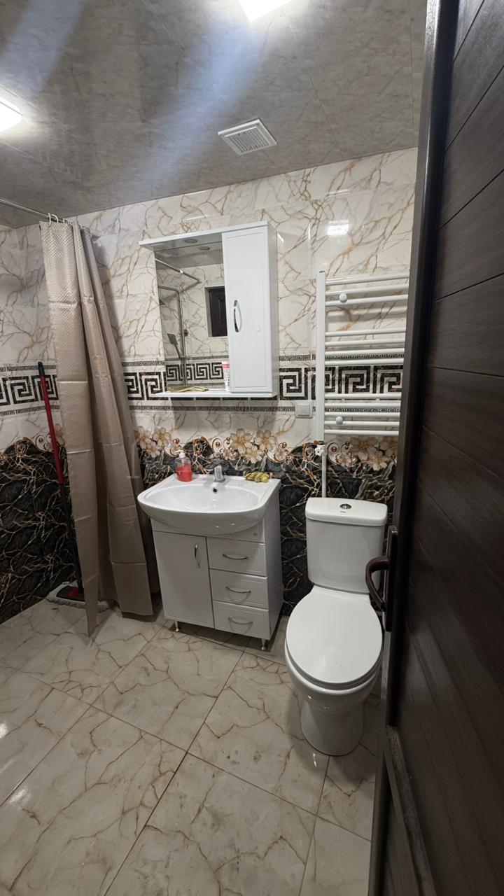 3 Սենյականոց Բնակարան Քարե Շենքում, 77քմ, 1/1 հարկ, Կապիտալ Վերանորոգված, Կահավորված