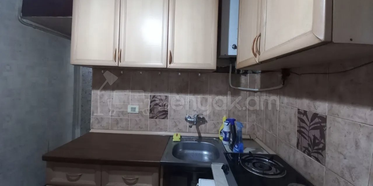 1 Սենյականոց Բնակարան Քարե Շենքում, 40քմ, 1/4 հարկ, Նորմալ Վիճակում, Կահավորված