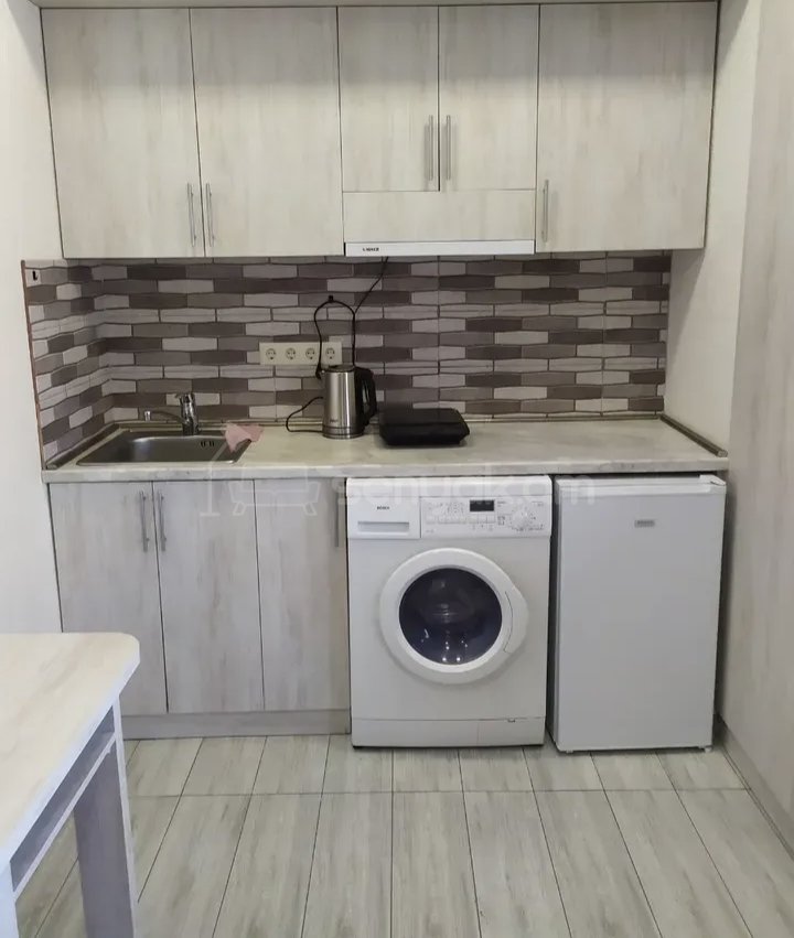 1 Սենյականոց Բնակարան Քարե Շենքում, 40քմ, 2/2 հարկ, Նորմալ Վիճակում, Կահավորված