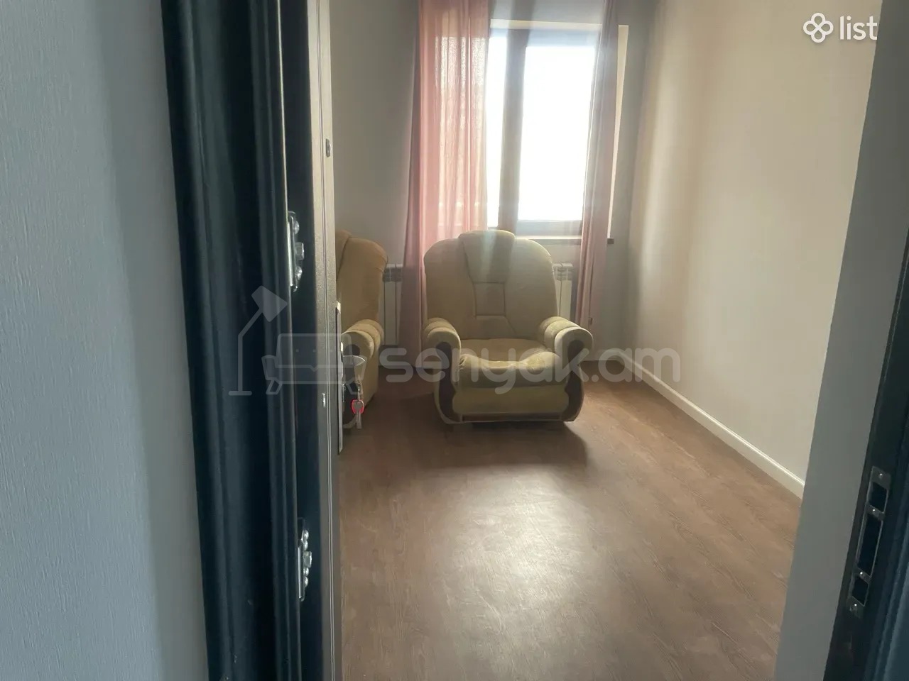 1 Սենյականոց Բնակարան Քարե Շենքում, 36քմ, 5/5 հարկ, Նորմալ Վիճակում, Կահավորված