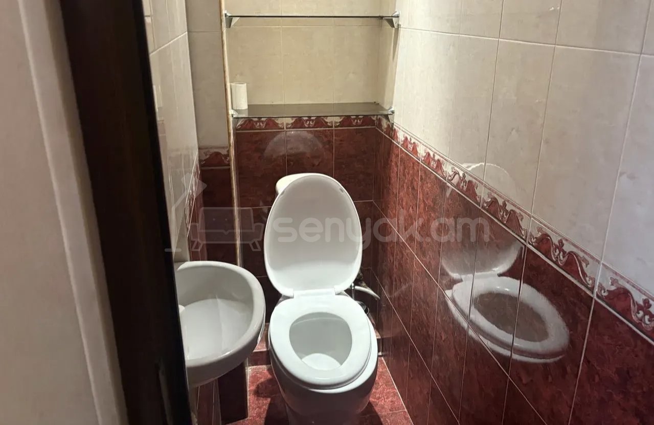 2 Սենյականոց Բնակարան Քարե Շենքում, 58քմ, 5/5 հարկ, Նորմալ Վիճակում, Կահավորված