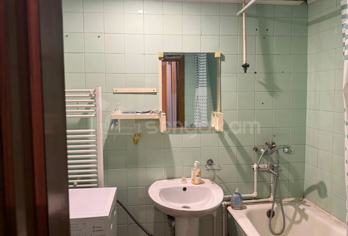 2 Սենյականոց Բնակարան Քարե Շենքում, 70քմ, 4/4 հարկ, Նորմալ Վիճակում, Կահավորված