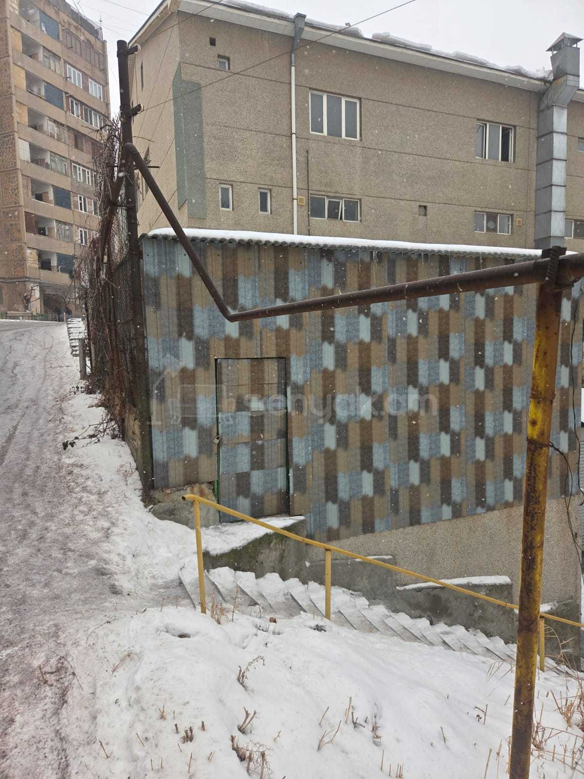 3 Սենյականոց Բնակարան Քարե Շենքում, 130քմ, 1/2 հարկ, Զրոյական Վիճակում