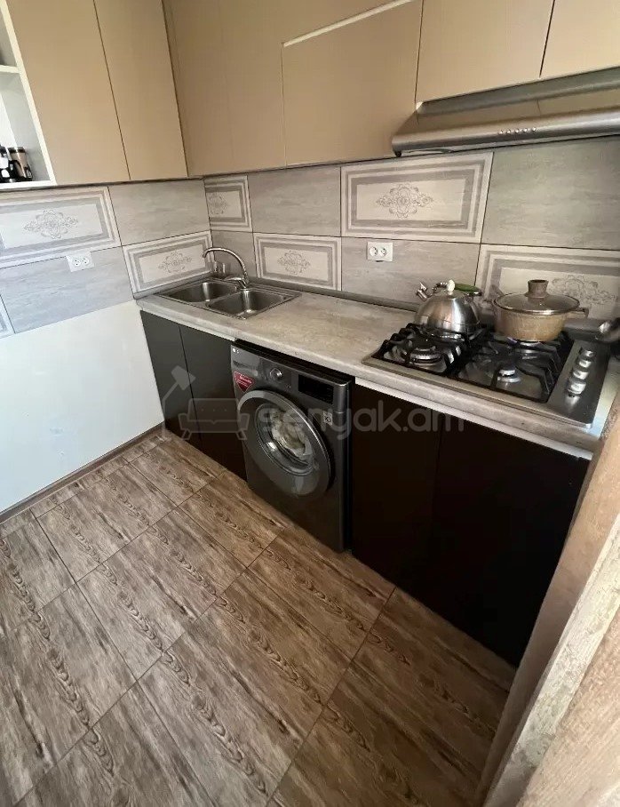 3 Սենյականոց Բնակարան Քարե Շենքում, 67քմ, 3/5 հարկ, Կապիտալ Վերանորոգված