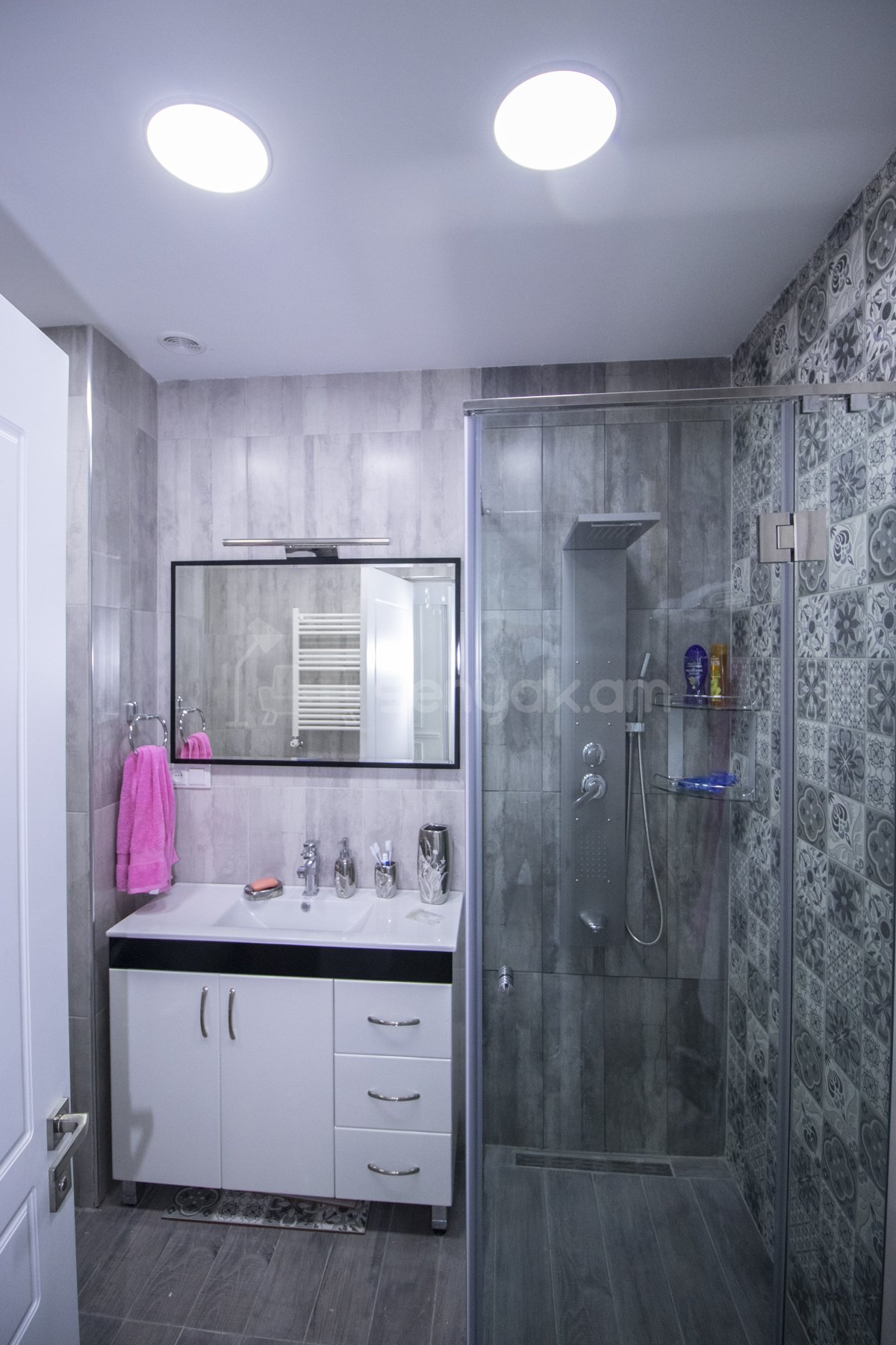 3 Սենյականոց Բնակարան Քարե Շենքում, 70քմ, 5/5 հարկ, Դիզայներական Վերանորոգված