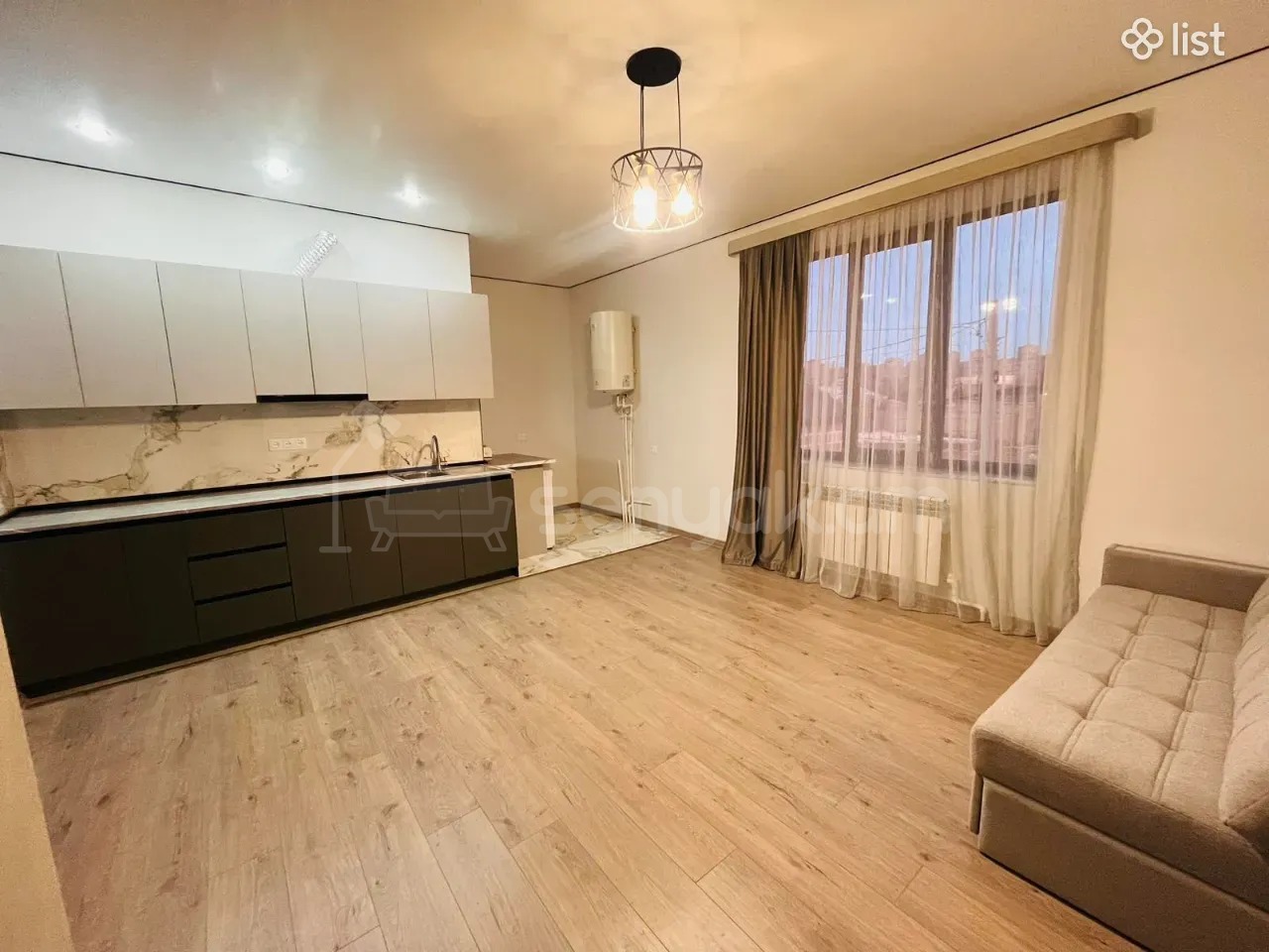 3 Սենյականոց Բնակարան Քարե Շենքում, 77քմ, 1/1 հարկ, Նորմալ Վիճակում, Կահավորված