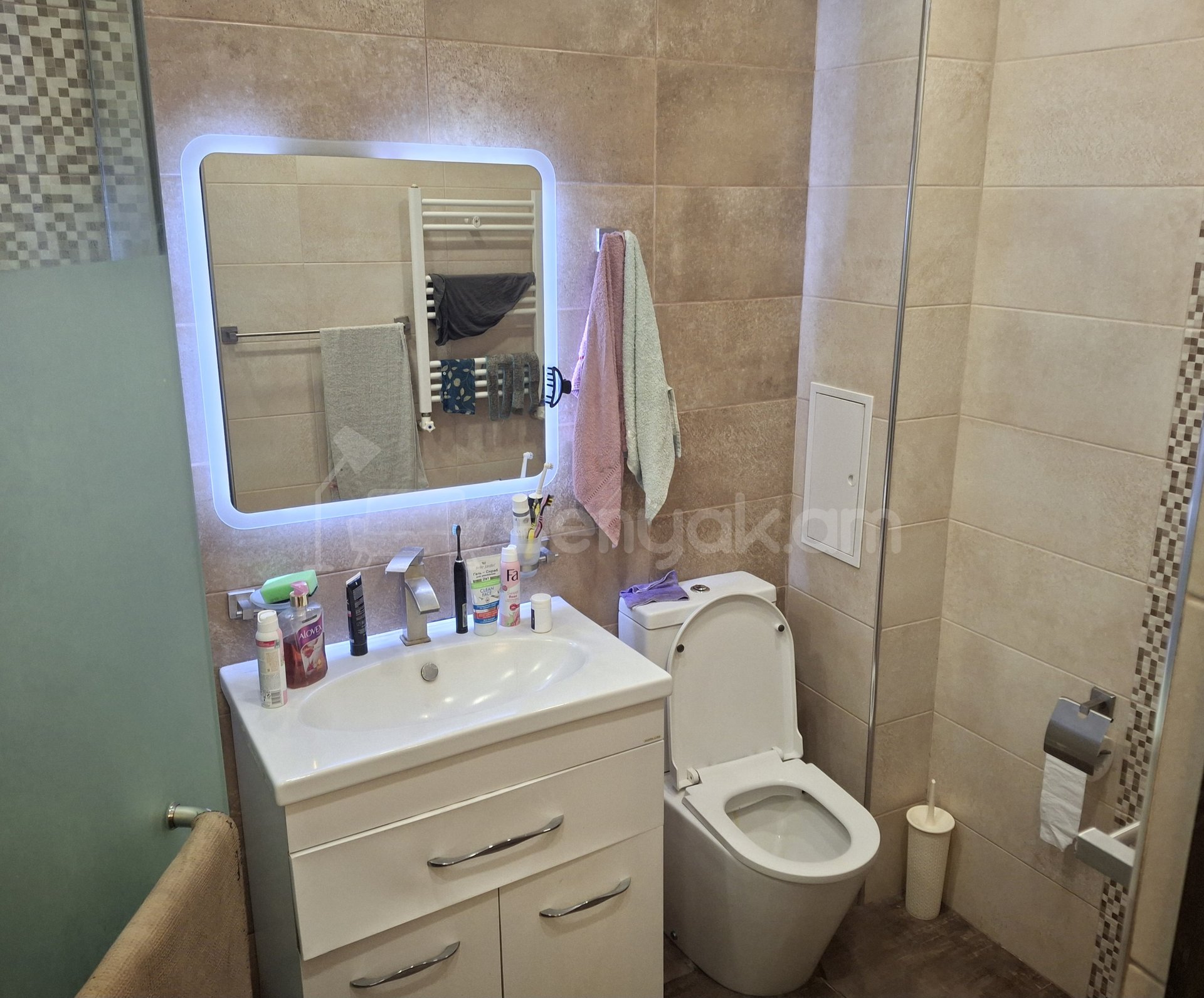 3 Սենյականոց Բնակարան Քարե Շենքում, 64քմ, 1/4 հարկ, Կապիտալ Վերանորոգված