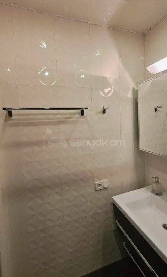 3 Սենյականոց Բնակարան Քարե Շենքում, 80քմ, 5/5 հարկ, Կապիտալ Վերանորոգված