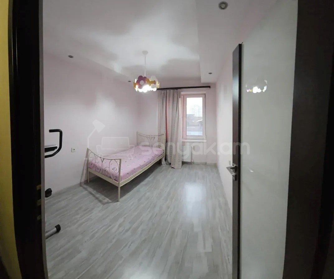 3 Սենյականոց Բնակարան Քարե Շենքում, 80քմ, 5/5 հարկ, Կապիտալ Վերանորոգված