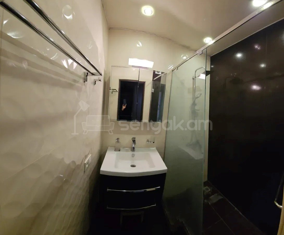 3 Սենյականոց Բնակարան Քարե Շենքում, 80քմ, 5/5 հարկ, Կապիտալ Վերանորոգված