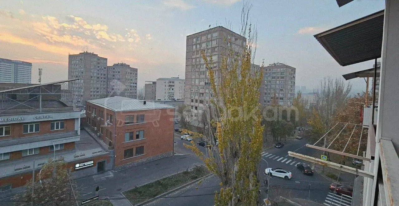 3 Սենյականոց Բնակարան Քարե Շենքում, 80քմ, 5/5 հարկ, Կապիտալ Վերանորոգված