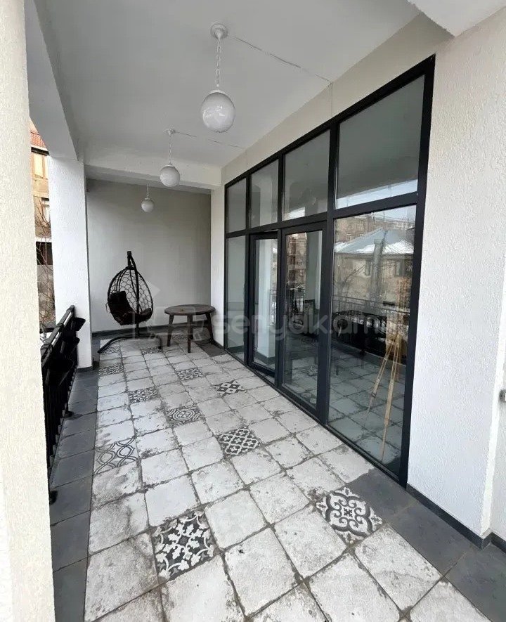 3 Սենյականոց Բնակարան Քարե Շենքում, 95քմ, 3/5 հարկ, Պետական Վիճակում