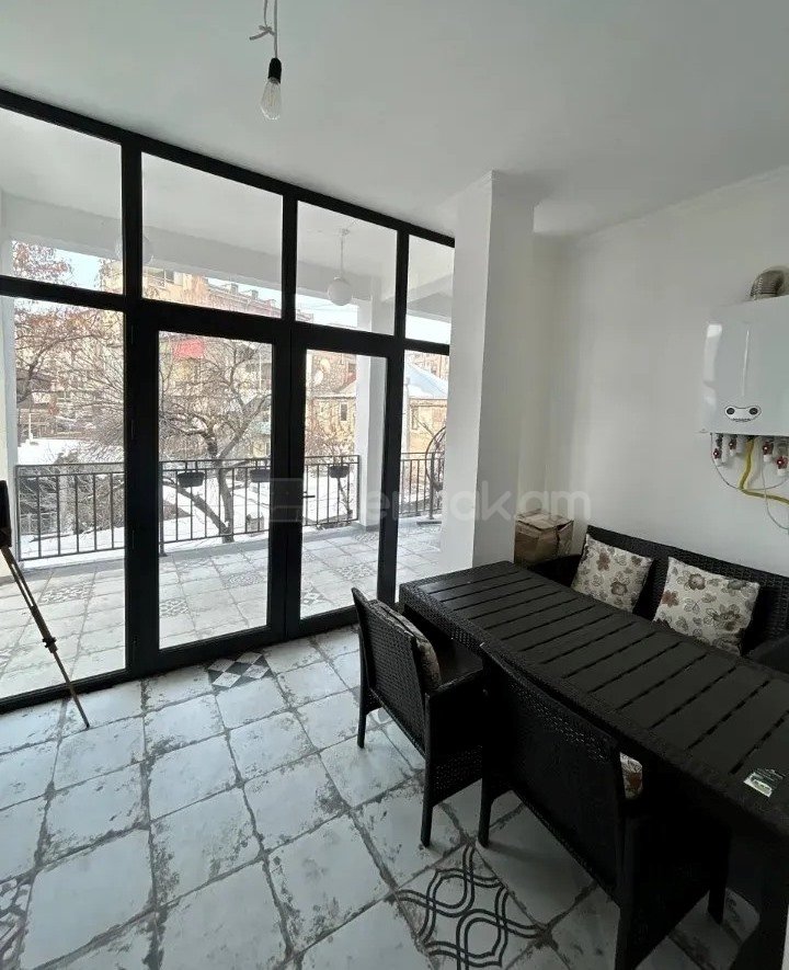 3 Սենյականոց Բնակարան Քարե Շենքում, 95քմ, 3/5 հարկ, Պետական Վիճակում